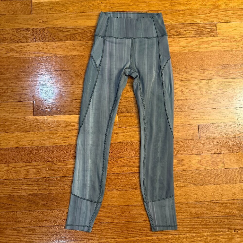 Lululemon In Movement Tight 25" *Everlux Linear Spray Dye White Deep Ocean - 2